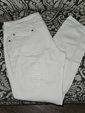 MUDD Juniors Slightly Distressed White Jean